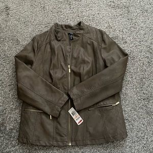 Women’s size 2x, Alfani pleather jacket, Taupe in color, NWT